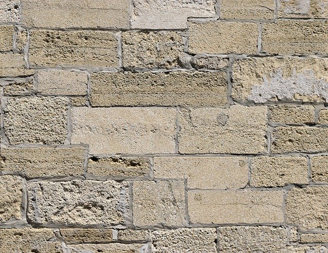 reliéf betonové zdi