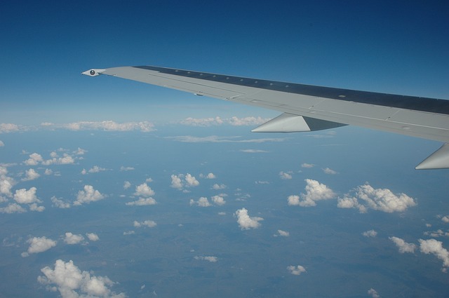 pohled na křídlo letadla